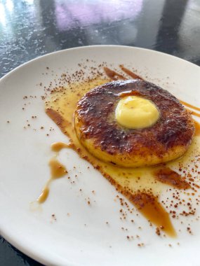 Mayalanmış kasavadan yapılmış kahvaltı gözlemesi ya da Endonezya dilinde tereyağı ve ballı bant singkong. Kaset Endonezya 'nın geleneksel yiyeceğidir. Mayalı manavdan yapılır..