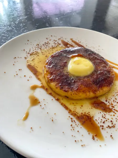 Mayalanmış kasavadan yapılmış kahvaltı gözlemesi ya da Endonezya dilinde tereyağı ve ballı bant singkong. Kaset Endonezya 'nın geleneksel yiyeceğidir. Mayalı manavdan yapılır..