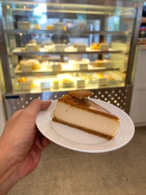 Bir parça krema ve bir parça krema ile ahşap bir masanın üzerinde.