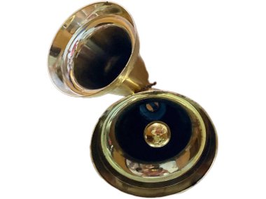 Pirinç kornası beyaz arka planda izole edildi