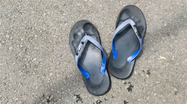 Sahilde siyah beyaz terlikler