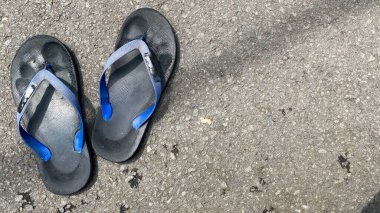 Siyah beyaz ayakkabılar yere.