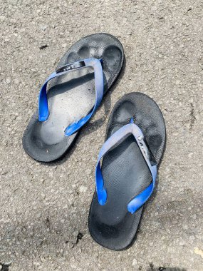 Sahilde siyah güneş gözlüğü