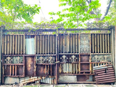 Eski paslı demir çit