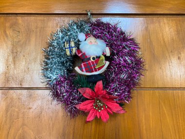 Noel Baba ve Noel çelengi ile Noel süslemesi