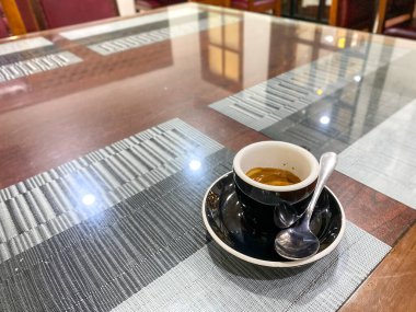 Masanın üzerinde bir fincan espresso.