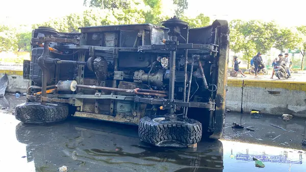 Jakarta, Endonezya - 29 Ağustos 2025: Jakarta, Endonezya 'daki göstericiler tarafından kasten yakılan ve devrilen arabalar