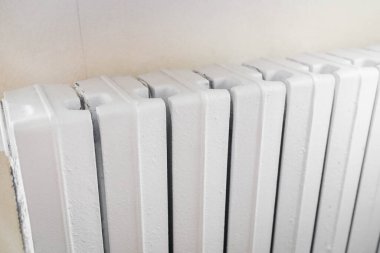 Bir adamın eli kışın evi ısıtmak için pil tutuyor.