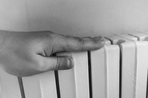 Ręka Mężczyzny Trzyma Baterię Ogrzewania Domu Zimie — Zdjęcie stockowe