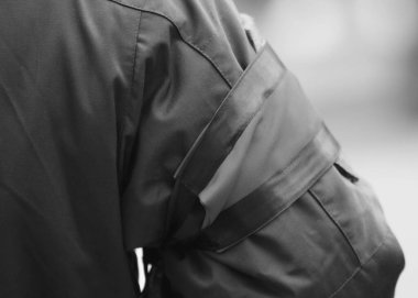 Kırmızı yas bantlı, sıcak üniformalı bir asker.