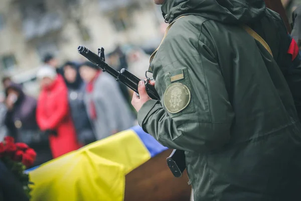 Солдат Национальной Гвардии Украины Соответствующий Пластырь Руке Надписью Национальная Гвардия — стоковое фото