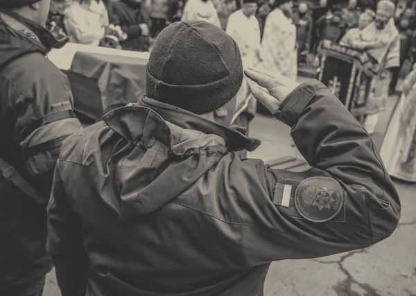 Στρατιώτης Της Εθνικής Φρουράς Της Ουκρανίας Κατάλληλο Έμπλαστρο Στο Χέρι — Φωτογραφία Αρχείου