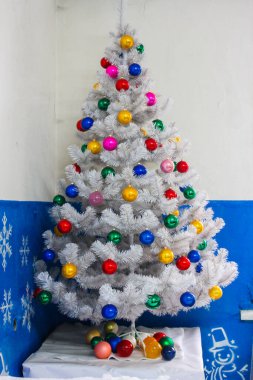 Masanın üzerinde Noel ağacı şeklinde oyuncaklar.