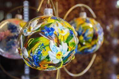 Masanın üzerinde Noel ağacı şeklinde oyuncaklar.