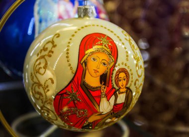 Masanın üzerinde Noel ağacı şeklinde oyuncaklar.