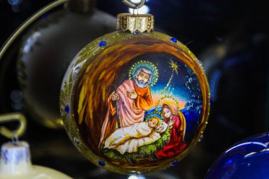 Masanın üzerinde Noel ağacı şeklinde oyuncaklar.