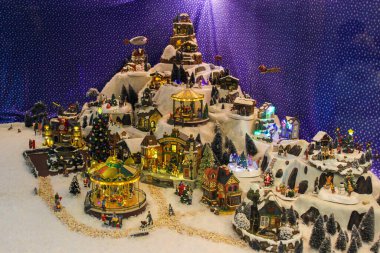 Masanın üzerinde Noel ağacı şeklinde oyuncaklar.