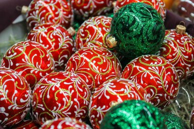 Masanın üzerinde Noel ağacı şeklinde oyuncaklar.