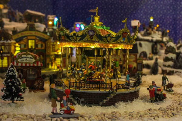 Masanın Üzerinde Noel Ağacı Şeklinde Oyuncaklar — Stok fotoğraf