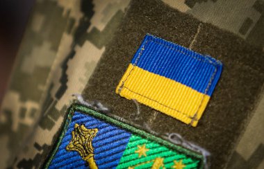 Askeri üniformada Ukrayna bayrağı olan bir yama.