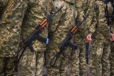 Ukrayna Silahlı Kuvvetleri 'nin askerleri gün boyunca saldırı tüfekleriyle