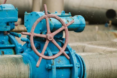 Kışın benzin pompalamak için sarı ve mavi borular