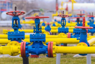 Kışın benzin pompalamak için sarı ve mavi borular