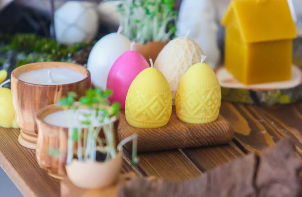 Paraffinebeeldjes Vorm Van Eieren Kaarsen Tafel Tijdens Viering Van Pasen — Stockfoto