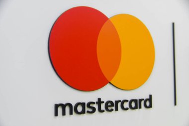 POLTAVA, UKRAINE 18 Mart 2023: Ukrayna Vorskla futbol şampiyonası maçında MasterCard ödeme sisteminin yazılı olduğu pankart reklamı