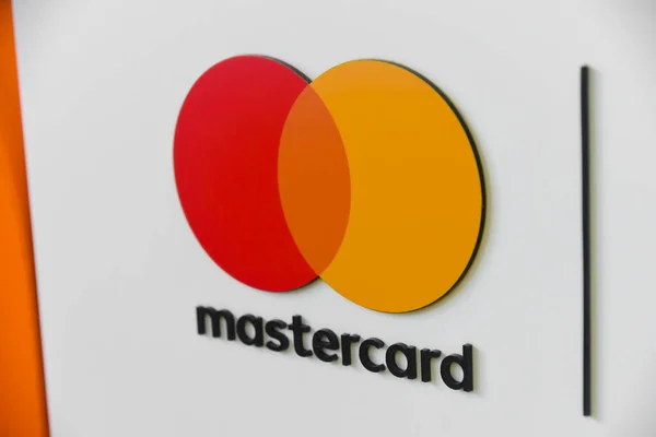 POLTAVA, UKRAINE 18 Mart 2023: Ukrayna Vorskla futbol şampiyonası maçında MasterCard ödeme sisteminin yazılı olduğu pankart reklamı