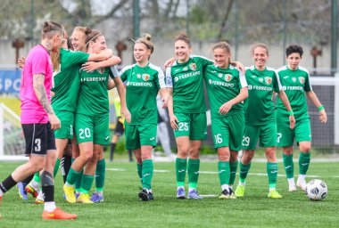 POLTAVA, UKRAINE - 23 Nisan 2023: Molodizhny Stadyumu 'nda oynanan Bayanlar Futbol Şampiyonası sırasında Vorskla Poltava Women' ın futbol oyuncuları