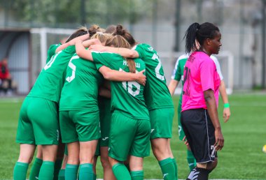 POLTAVA, UKRAINE - 23 Nisan 2023: Molodizhny Stadyumu 'nda oynanan Bayanlar Futbol Şampiyonası sırasında Vorskla Poltava Women' ın futbol oyuncuları