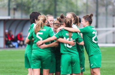 POLTAVA, UKRAINE - 23 Nisan 2023: Molodizhny Stadyumu 'nda oynanan Bayanlar Futbol Şampiyonası sırasında Vorskla Poltava Women' ın futbol oyuncuları
