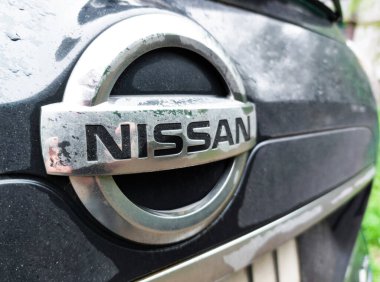 POLTAVA, UKRAINE - 23 Nisan 2023: Ukrayna Bayanlar Futbol Şampiyonası sırasında Molodizhny Stadyumu 'nda oynanan Nissan logosu