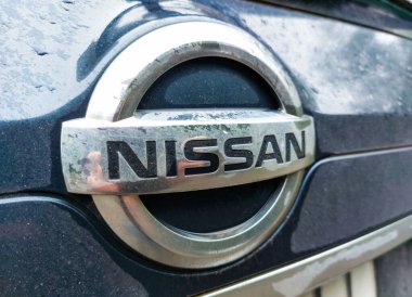POLTAVA, UKRAINE - 23 Nisan 2023: Ukrayna Bayanlar Futbol Şampiyonası sırasında Molodizhny Stadyumu 'nda oynanan Nissan logosu