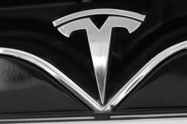 Tesla Cég Logója Egy Autón — Stock Fotó