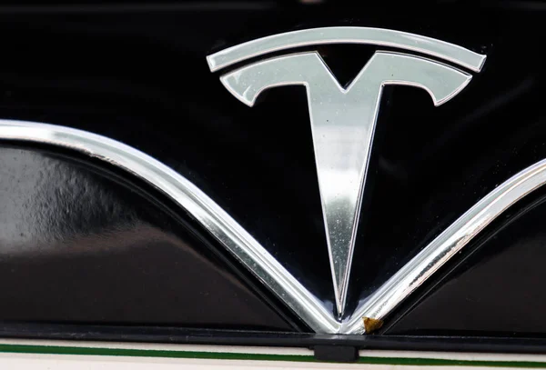 Логотип Компанії Tesla Автомобілі — стокове фото