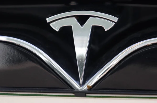 Логотип Компании Tesla Автомобиле — стоковое фото