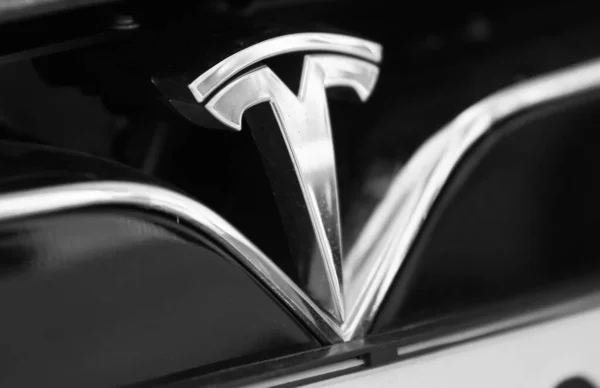 Logo Société Tesla Sur Une Voiture — Photo