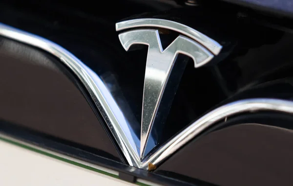 Логотип Компании Tesla Автомобиле — стоковое фото