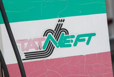 Rus petrol şirketi Tatneft 'in logosu öğleden sonra bir benzin istasyonunda.