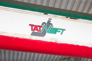 Rus petrol şirketi Tatneft 'in logosu öğleden sonra bir benzin istasyonunda.