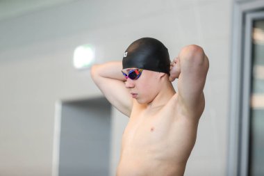 POLTAVA, UKRAINE - 23 Haziran 2023: Bir yüzücü Ukrayna Gençler Yüzme Şampiyonası sırasında spor kompleksi Aquaarena 'da havuzda yüzüyor