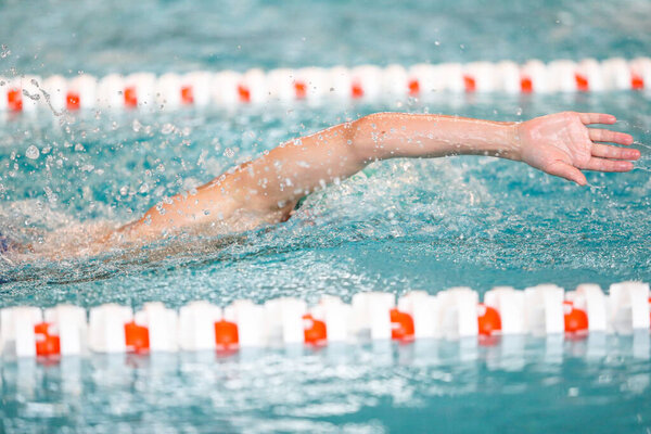 ПОЛТАВА, Украина - 23 июня 2023 года: Пловец плавает в бассейне во время юношеского Чемпионата Украины по плаванию в спортивном комплексе "Акваарена"