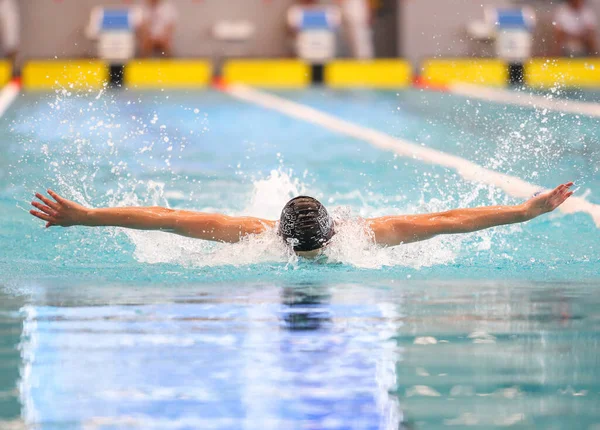 ウクライナのポルタヴァ 2023年6月23日 スポーツ複合アクアアリーナでのウクライナのジュニア水泳選手権中のプールでの水泳 — ストック写真