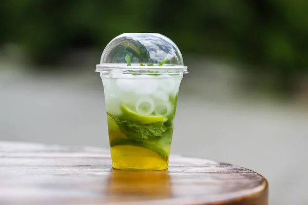 Suporte Plástico Com Uma Bebida Fresca Mojito Gelo Hortelã Água — Fotografia de Stock