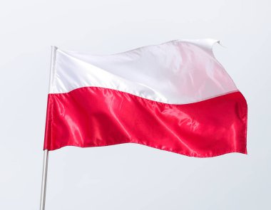 Gündüz vakti, mavi gökyüzünün arka planında Polonya 'nın ulusal bayrağı