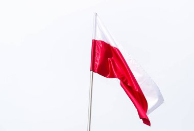 Gündüz vakti, mavi gökyüzünün arka planında Polonya 'nın ulusal bayrağı