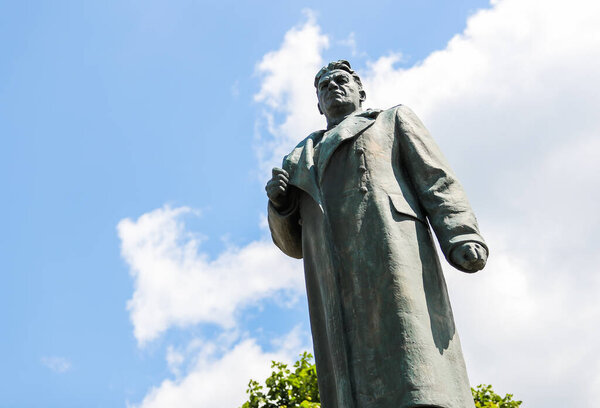 ПОЛТАВА, УКРАИНА - 30 июля 2023 года: Памятник генералу Советской Армии Александру Зыгину (1896 - 1943) перед его ликвидацией