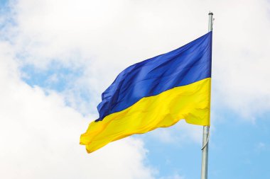 Ukrayna 'nın ulusal bayrağı (sarı ve mavi) gün boyunca bayrak direğinde